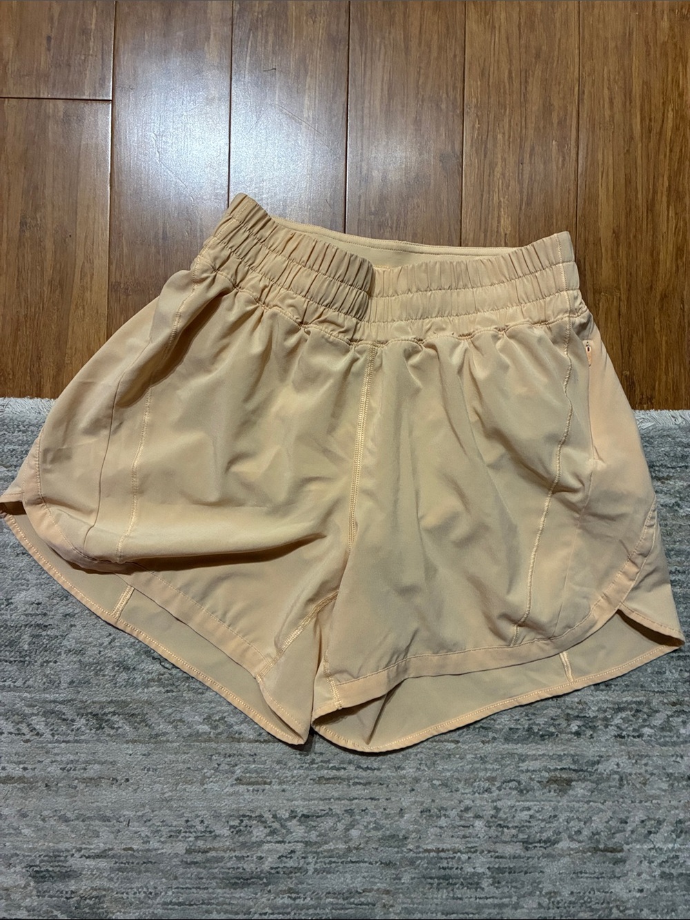 Lululemon Women’s Lightweight Elastic Waist Shorts in Light Peach size 6